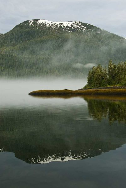 USA, Alaska Morning fog on lake